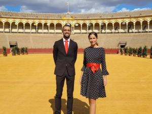 Azafatas para eventos corporativos y reuniones en Sevilla