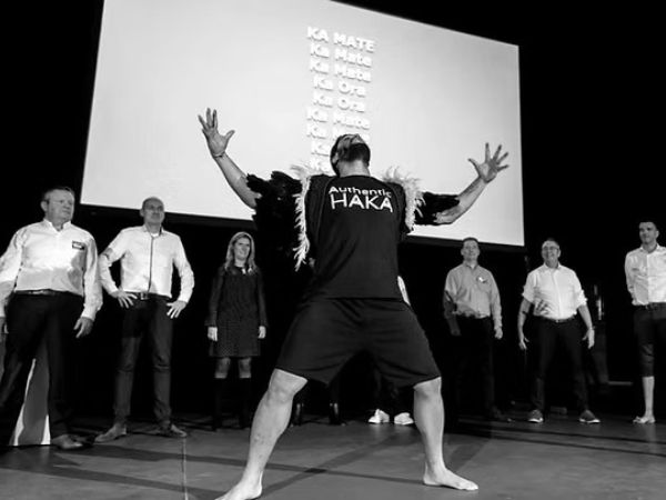 Haka: La Danza de Guerra Maorí para Fortalecer Equipos