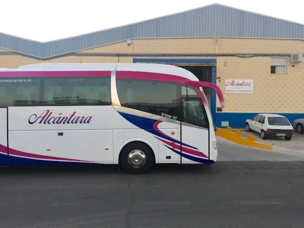Autocares Alcántara: Presupuesto Personalizado para Alquiler de Autobuses