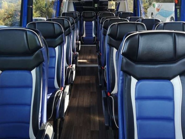 Autocares Azarbe: Alquiler de Minibuses y Autobuses para Grupos