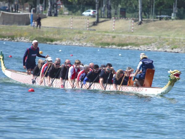 11. "Dragon Boat: Fomenta la Colaboración y la Comunicación en tu Equipo"