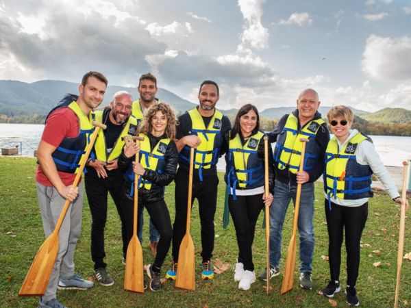 2. "Experiencias de Dragon Boat en el Lago de Banyoles para Empresas"