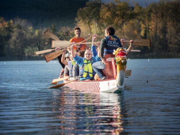 3. "Dragon Boat: Fomenta la Cohesión y Comunicación en tu Equipo"