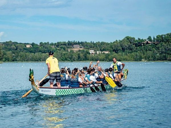 7. "Dragon Boat: Desarrollo de Liderazgo y Motivación en Equipos"