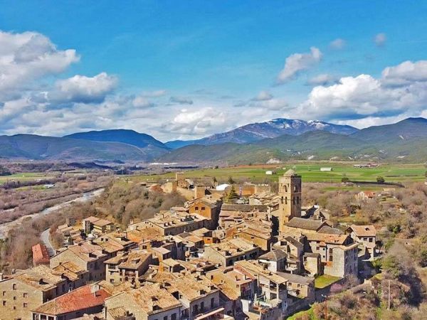 3. "Actividades de Team Building y Eventos Corporativos con Escape The Town"