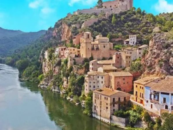 6. "Experiencias Personalizadas de Escape Room y Team Building con Escape The Town"