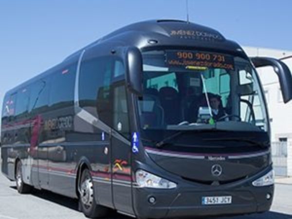 Jiménez Dorado Autocares: Servicios a bordo para una experiencia placentera