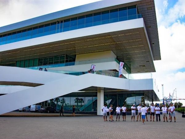 Quicksail: Regatas y Travesías en Velero para Empresas y Grupos