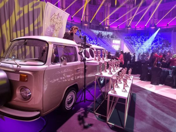 Alquiler de Cabina de DJ Móvil para Eventos Corporativos y Privados